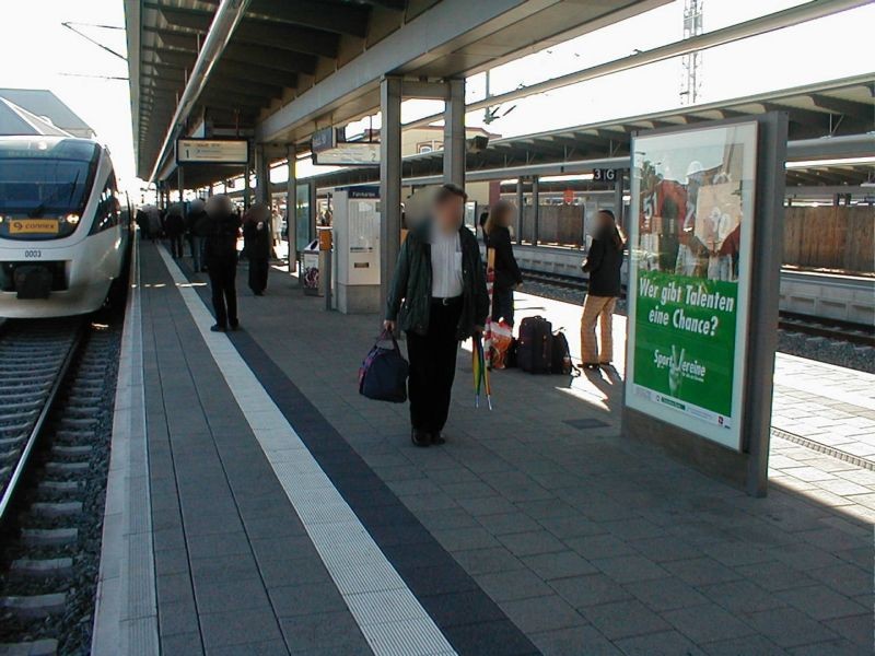 Hbf, Bstg., Gleis 1, neb. Getränkeautomat