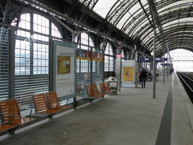 Hbf, Bstg., Gl. 13, in Sitzgruppe