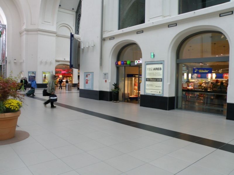 Hbf, Längshalle, Ri. Hauptausgang, re. 1. Sto.