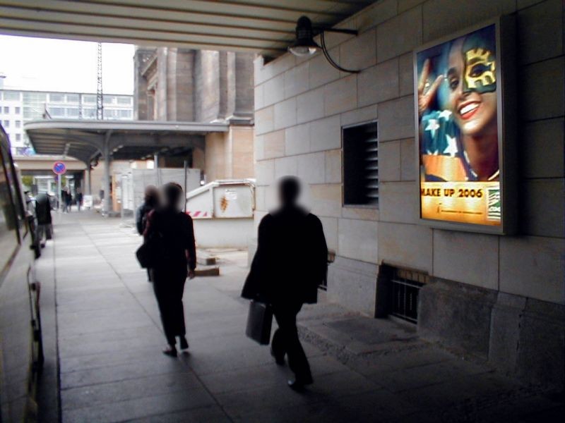 Hbf, Prager Str., Ufg., re. vom Eing., 1.Sto.