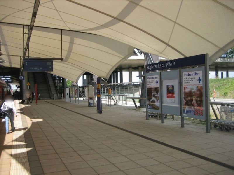 Flughafen-Bf Leipzig-Halle , Bstg. 2, 1. Sto. li.