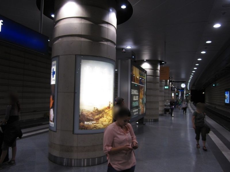 Hbf, Bstg., Gleis 1/2, 3. Säule, Se. 2