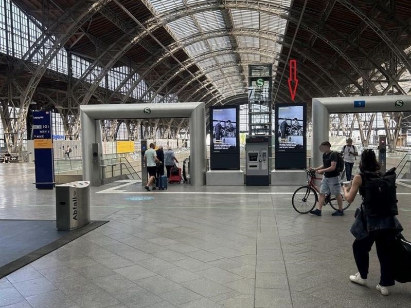 Hbf, Eing. City Tunnel, Geländer re.
