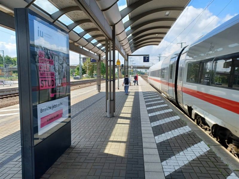 Hbf, Bstg., Gleis 2,Vitrine 77