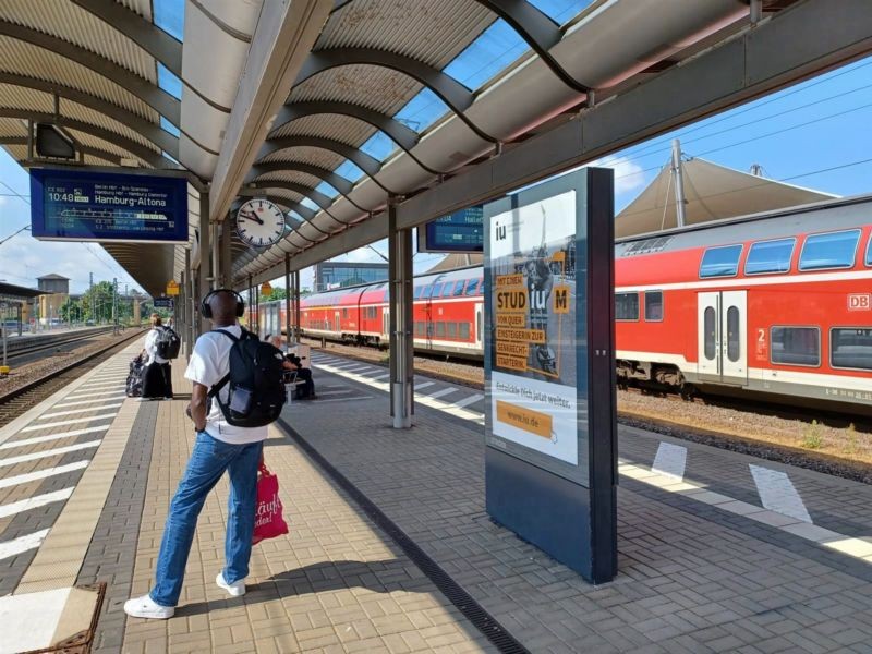 Hbf, Bstg., Gleis 3,Vitrine 79