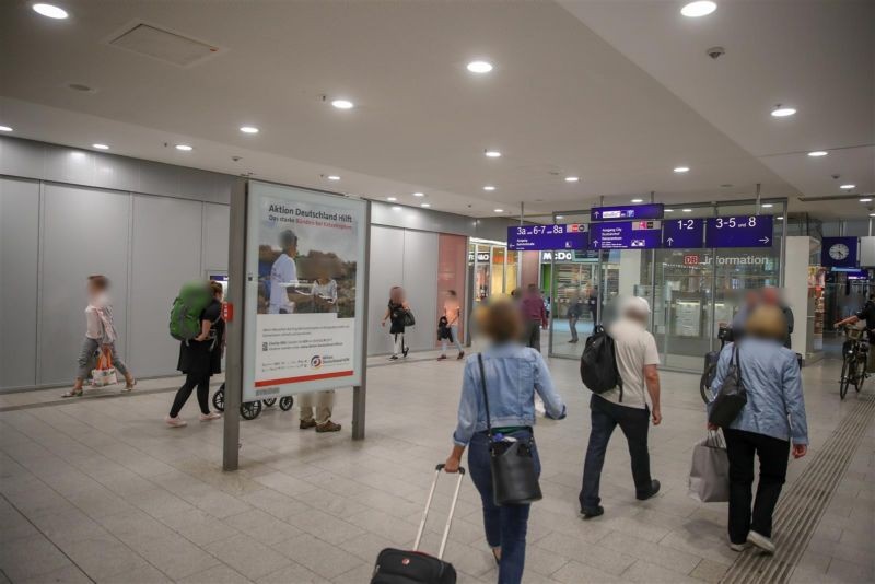 Hbf, Mittelpassage Ri. EH re. hinter Service Point