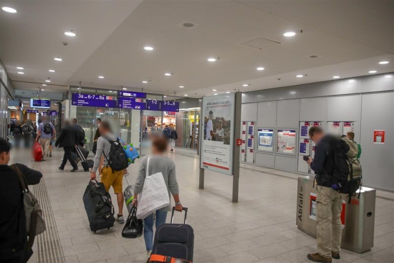 Hbf, Mittelpassage Ri. EH li. hinter Service Point