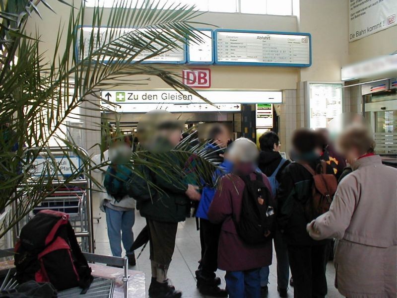 Hbf, EG, Durchg.zu den Bstg.en,re, Vitrine 116