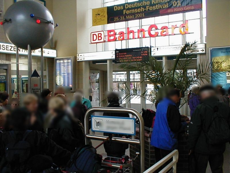 Hbf, Empfangshalle re. von Reisezentrum, Vitr. 117
