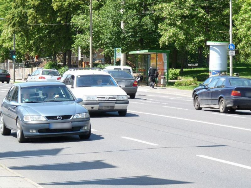 Am Bahnhof/Eisenspalterei
