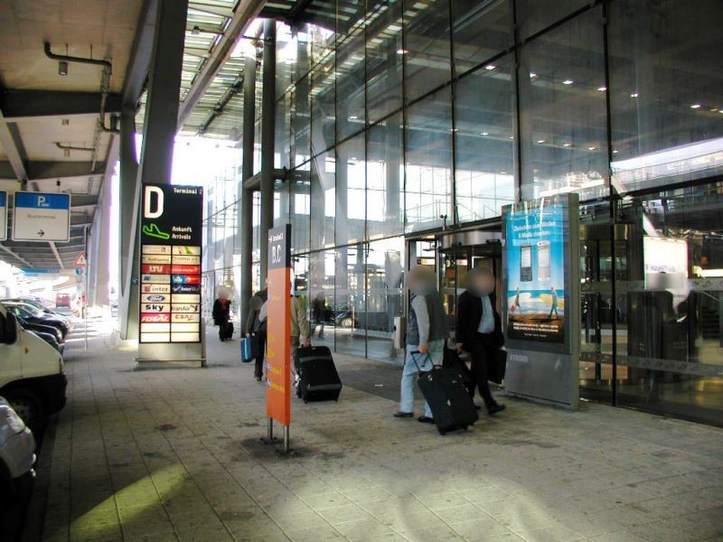 Ankunft vor T2C (Eingang 4)