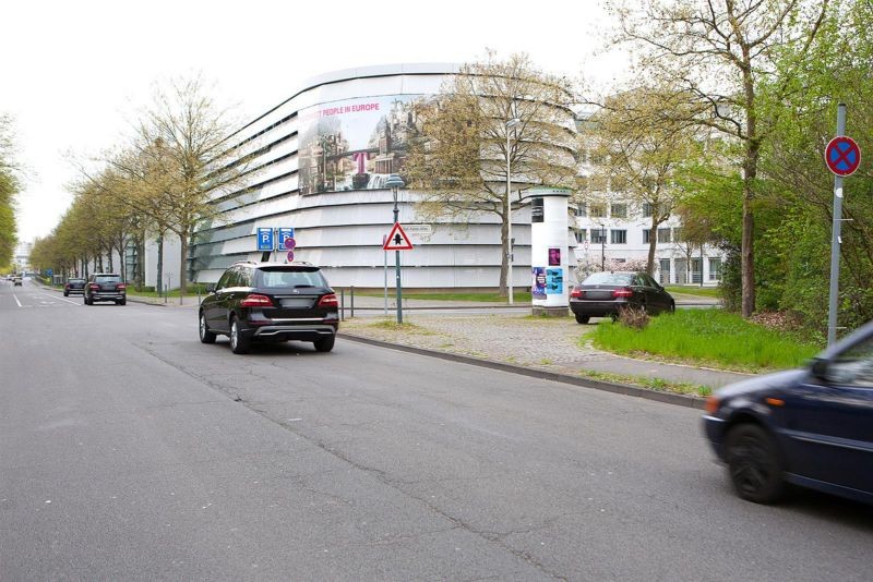 Nahum-Goldmann-Allee/Olof-Palme-Str.
