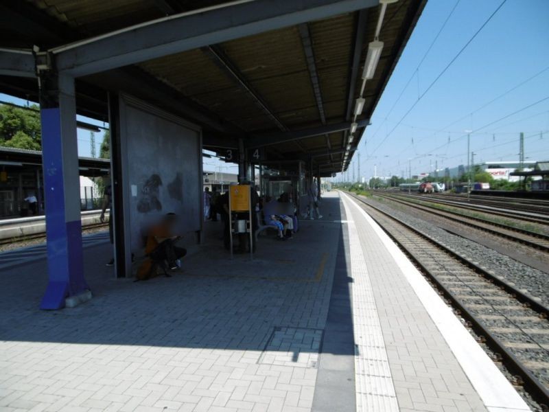 Hbf, Bstg., Gleis 4, 1. Sto, unter der Überdach.