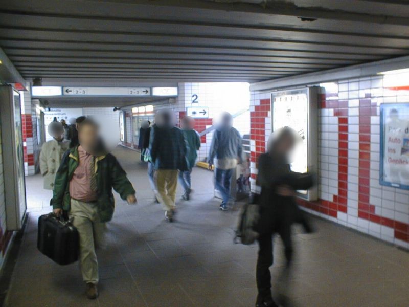 Hbf, Fußg.-Ufg., li.v. aufg. zu Gl.2/3, li.Vitrine