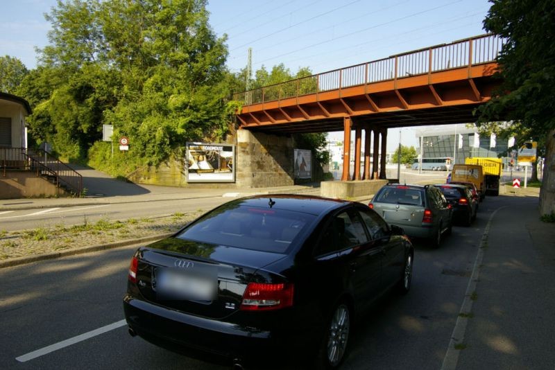 Felix-Wankel-Str., vor Brücke links, stadtauswärts