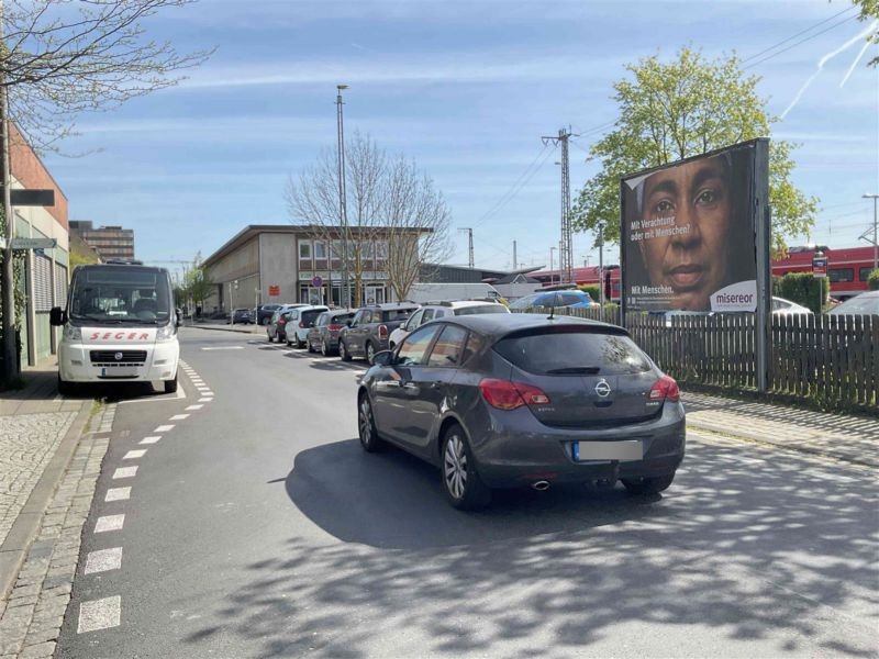 Gustav-Heusinger-Str., geg. AusfahrtPost-Parkplatz