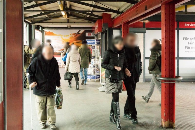 S-Bf Halensee,Bf-Halle, re. vorAusgang zur Stadt