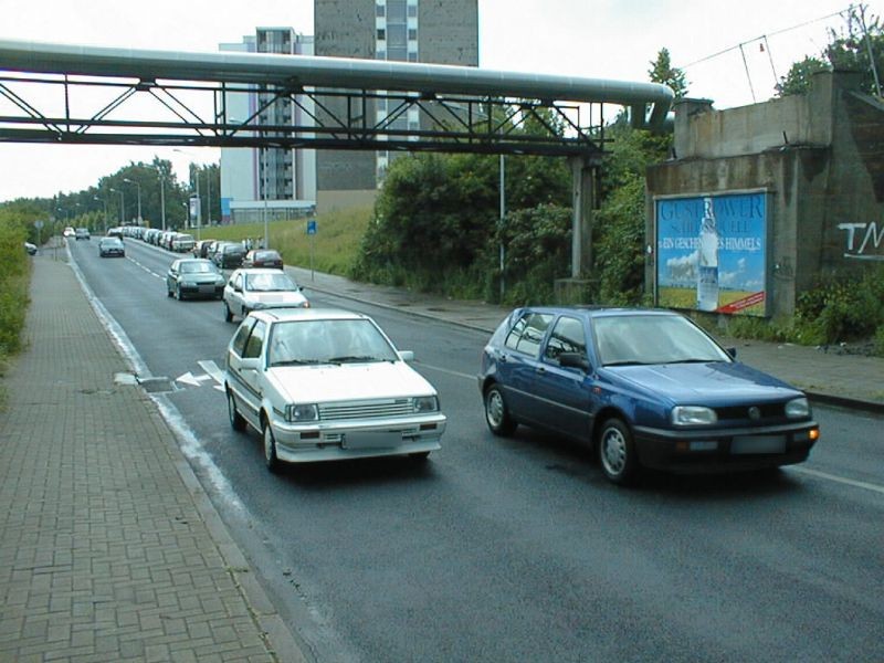 Erich-Schlesinger-Str./Ri. Südring re. hi. Einm.