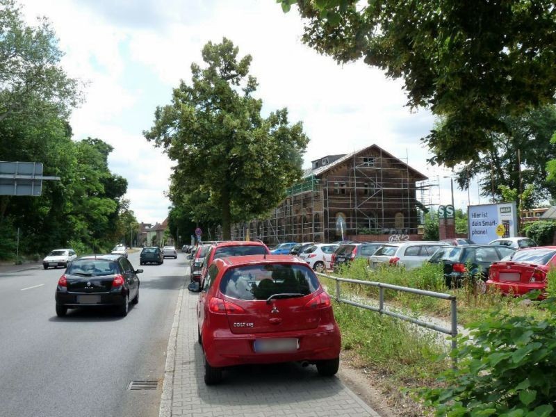 Adlergestell am Zugang zum Bf Grünau re.