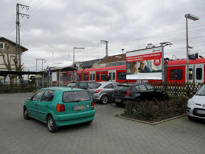 S-Bf Hochheim,Bahnsteig, Gleis 1,Sicht Parkplatz