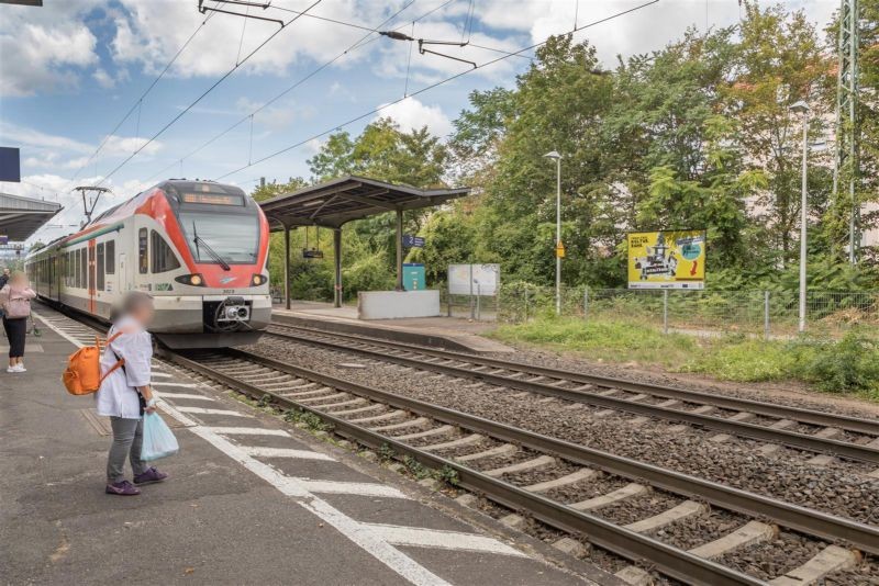 Bf Biebrich, Fußgängerweg hinter Gleis 2