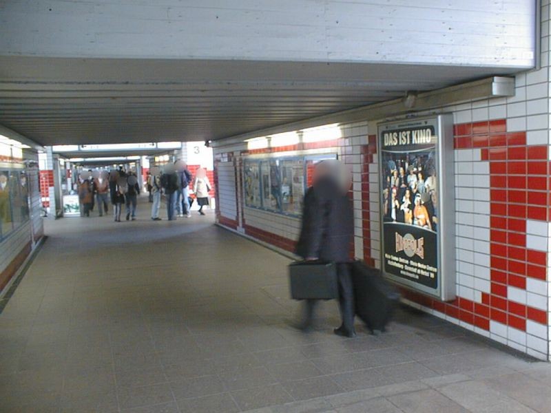 Hbf, Fußg.-Ufg., li.v. Aufg. zu Gl. 1, re.Vitrine