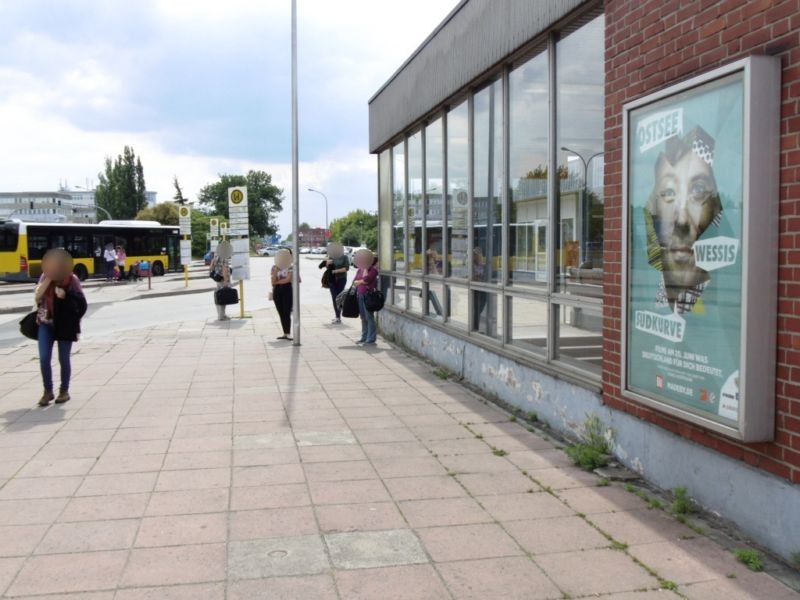 S-Bf Schönefeld FH, Vpl., Nähe Bus-HST, Wand