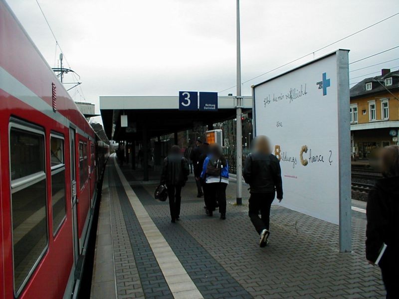 S-Bf Neu-Isenburg, Bstg. 3, neben Sitzgruppe