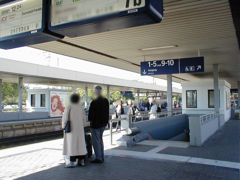 Hbf, Bstg., Gleis 9, am Sozialgebäude