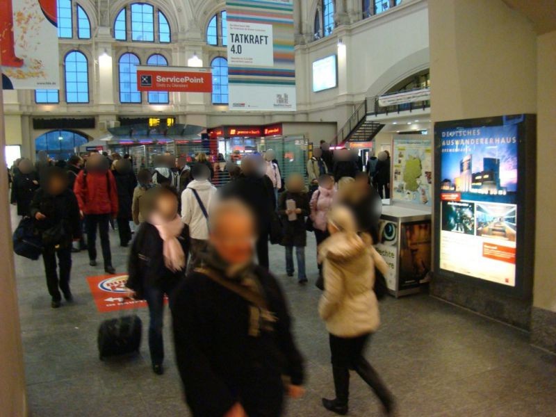 Hbf, EH, rechter Zugang zur Passage, li. Wand