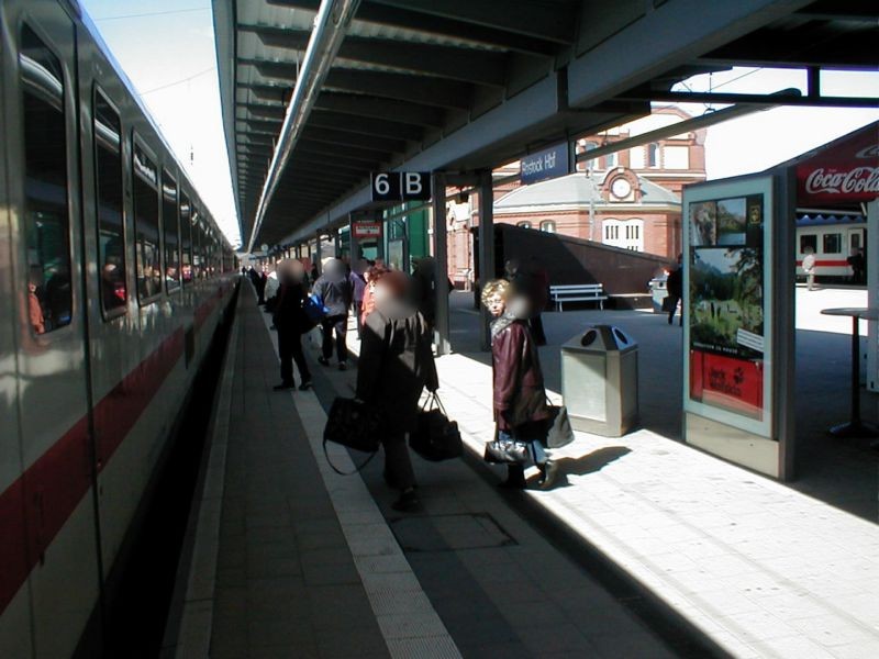 Hbf, Bstg., Gleis 7, mittig, am Durchgang