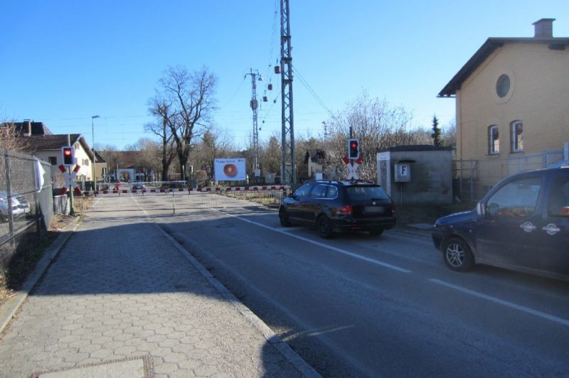 Schönleuthnerstr. geg. 3, Bahnübergang, quer