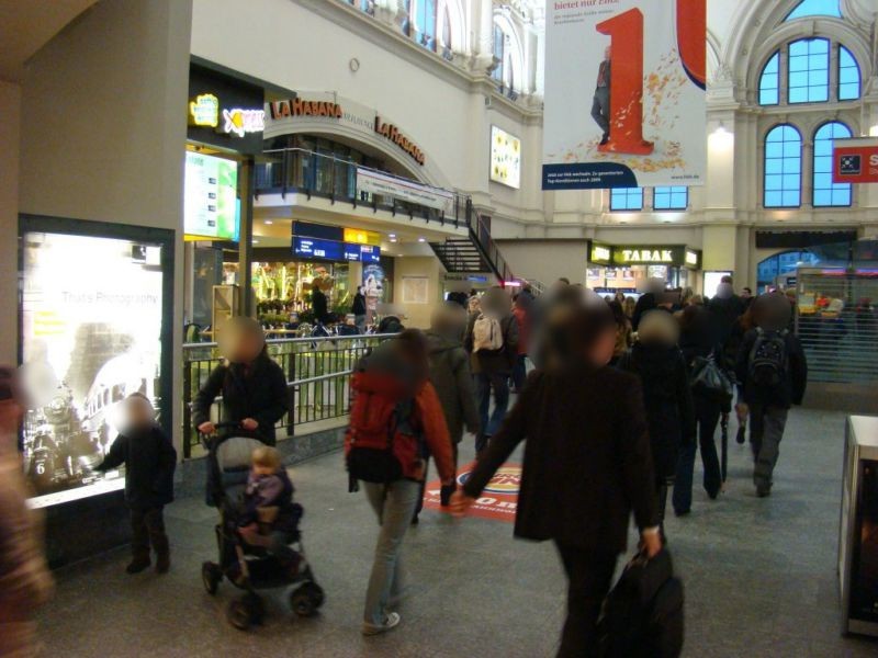 Hbf, EH, rechter Zugang zur Passage, re. Wand