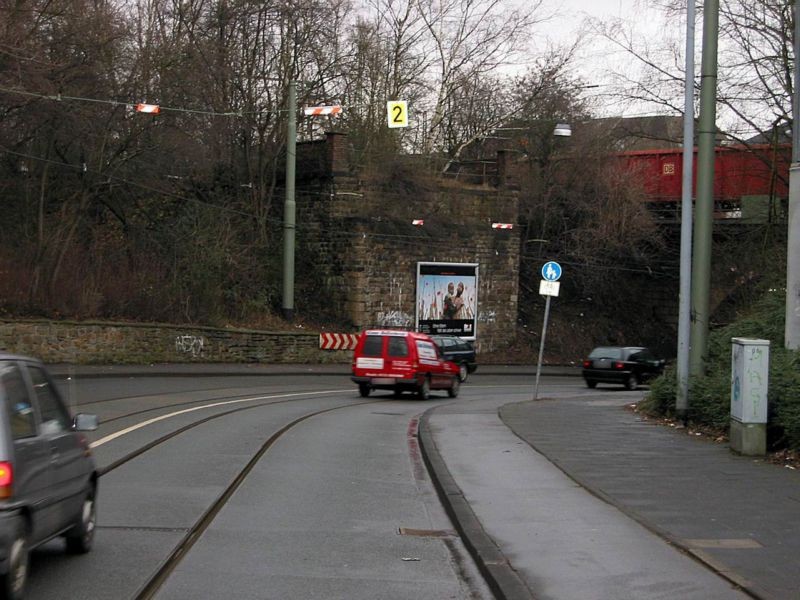 Duisburger Str./vor DB-Brücke/li.