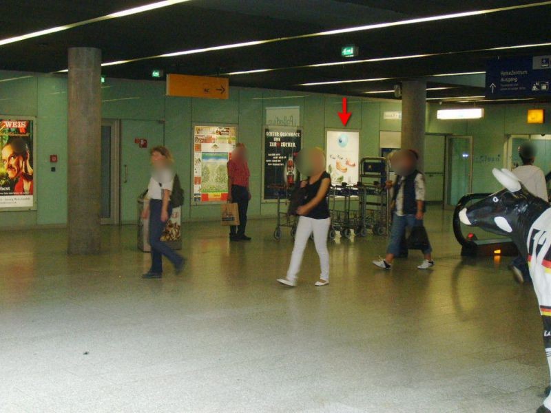 Hbf, Basement Lichthof, geg. Rolltreppe 8 Sto.