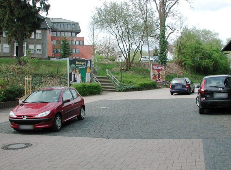 Bf, Vorplatz, re.