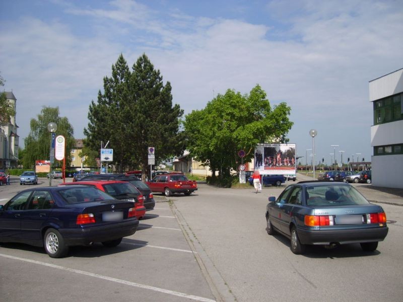 Bahnhofsplatz/neb. Bahnhof (quer)