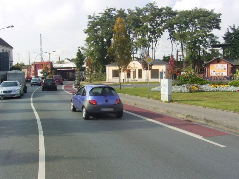 Bf Rheda-Wiedenbrück, Vorplatz, li.neb.EG, am Geb.