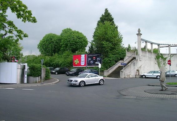 Bf, Vorplatz, Treppe, links