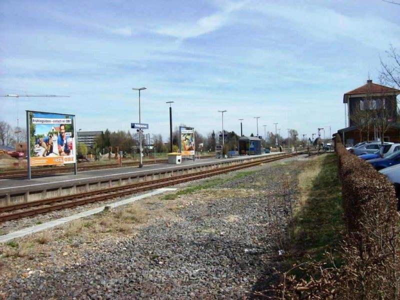 Bf, Bahnhof, Bstg. Gleis 1, 1. Sto.