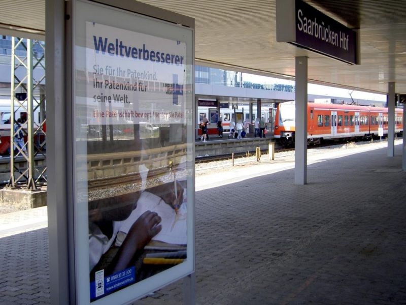 Hbf, Bstg. Gl. 16, vor Abg. z. Personentunnel