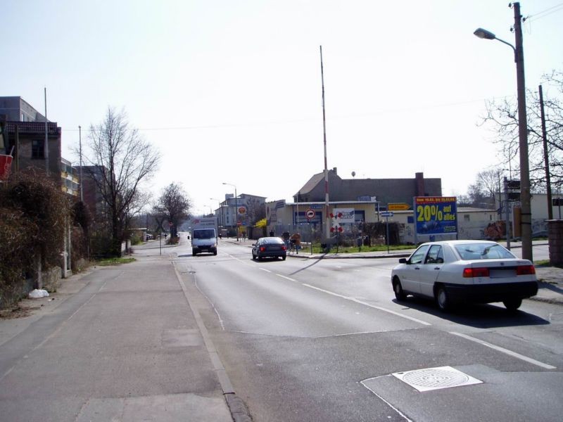 An der Saalebahn/Köthener Str., vor Bahnüberg.