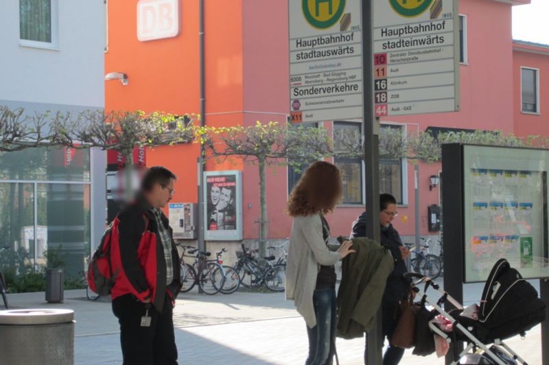 Hbf, zw. Bf-Gebäude und City-Hotel, Bus-Bf