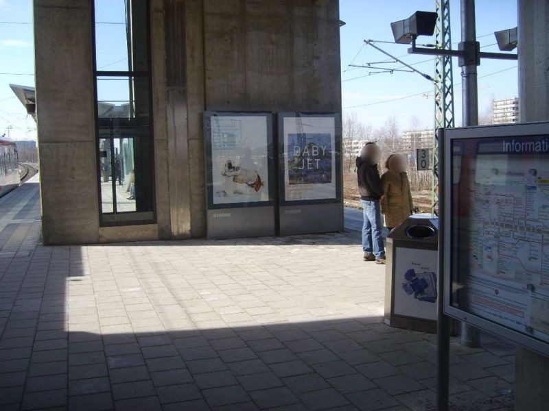 S-Bf Hirschgarten, Bstg., vor Schalterhaus, re.