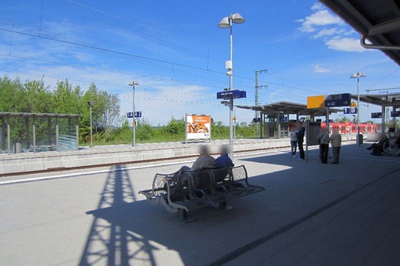 Bf, Bahnsteig, Gleis 2, 1. Sto.