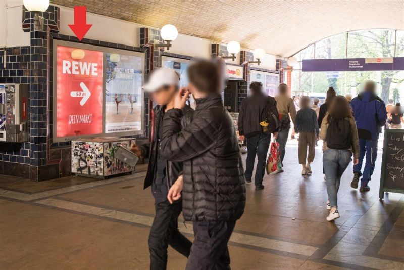 S-Bf Hackescher Markt, WS, re. neb. Rolltr, 1.Sto.