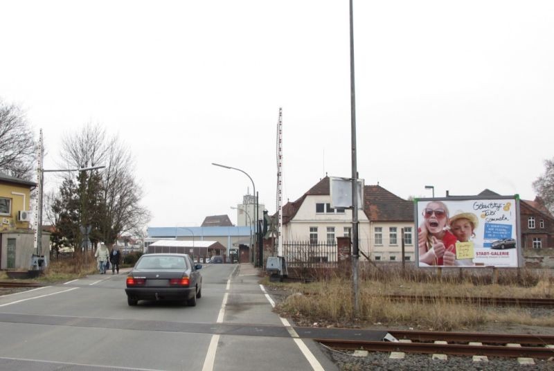 Stövesandtstr  16-17 re. Bahnübergang