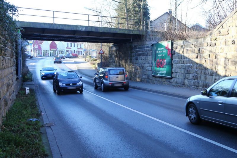 Bünder Str/Ufg./westliche Stützmauer