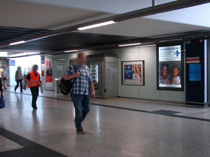 Hbf, Südtunnel Ri. City, zw. Aufg. Gl.12/9+8/4,re.