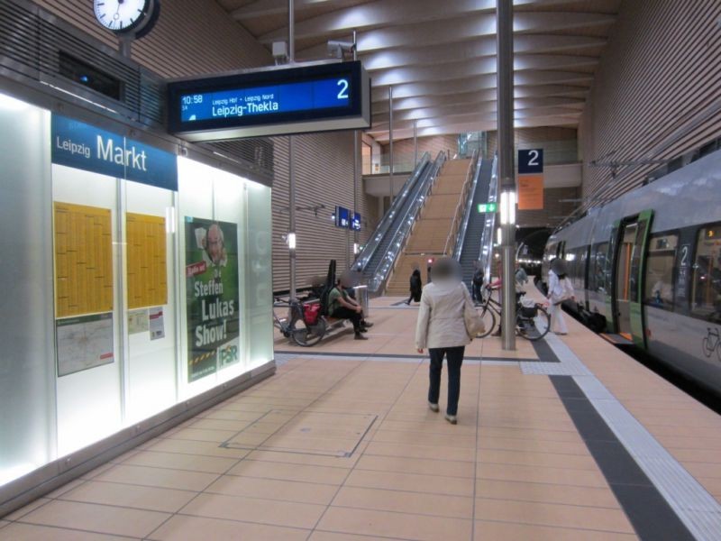 S-Bf Markt, City-Tunnel, Bstg. 2, iin Infowand